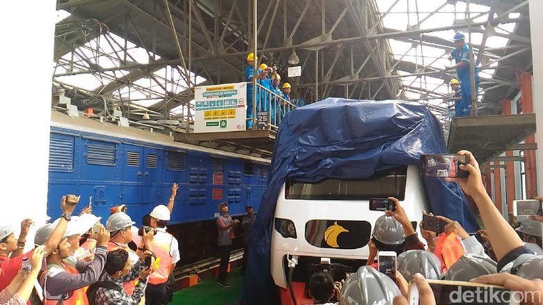 Hore! Kereta Bandara Soekarno-Hatta Tiba di Stasiun Manggarai Hore! Kereta Bandara Soekarno-Hatta Tiba di Stasiun Manggarai