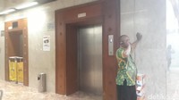 Lift di gedung Nusantara I kerap disesaki staf hingga anggota DPR. Terkadang, butuh waktu lama untuk mengantre jika ingin ke ruangan fraksi. 