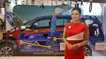 Foto : Pengunjung GIIAS Terpesona dengan Daihatsu Sigra yang Dikuliti