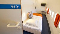 Hotel juga dilengkepai dengan fasilitas TV flatscreen yang menampilkan film dan jadwal penerbangan juga ada, lengkap dengan koneksi internet, dan toilet (Jumbo Stay Hotel/Facebook)