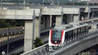 Untuk pembangunan skytrain ini, PT Angkasa Pura 2 menginvestasikan dana sebesar Rp 950 miliar. Untuk pengadaan trainset skytrain sendiri, yang disiapkan oleh PT LEN Industri (Persero) dan Woojin asal Korsel, PT Angkasa Pura II (Persero) menginvestasikan dana sebesar Rp 530 miliar. Rengga Sencaya.