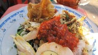 Ini dia penampakan nasi campur Bali legendaris Men Weti. Walaupun sang peracik sudah tiada, akan tetapi rasanya masih sedap karena dilanjutkan oleh generasi penerusnya. Nasi Bali legendaris ini sudah ada di dekat Pantai Sindhu sejak tahun 1970. (Foto: detikFood)