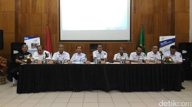 Direktur KAI Edi Sukmoro bersama seluruh direktur PT KAI