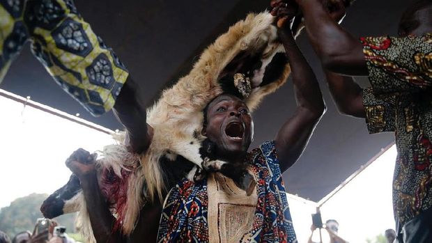 Memotong kurban sembelihan (Akintunde Akinleye/Reuters)