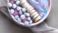 Perpaduan warns pink dan biro muds unicorn. Diberi irisan pisang beku, blueberry dan kelapa serut.Foto: Istimewa