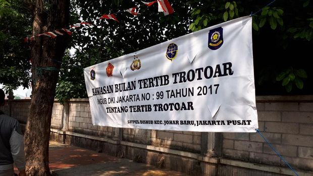 Tertib trotoar digelar di kawasan Johar Baru, Jakarta Pusat.