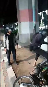 Tak Terima Ditilang, Pengendara Ini Malah Rusak Motornya Sendiri