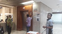 Di lantai dasar gedung, biasanya digunakan untuk ruang rapat Komisi VI, Komisi VII, Komisi IX, Komisi X, dan Komisi XI. Terdapat juga ruang Mahkamah Kehormatan Dewan (MKD) di sisi barat gedung.