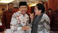 Alasannya adalah Partai berlambang Banteng bermoncong putih yang dipimpin Megawati itu sempat menolak si Sang Jenius untuk menjadi Presiden, namun kini hubungan itu kembali melebur dan keduanya bersahabat dengan baik. Seperti yang terlihat dalam gambar ini. Foto: Lamhot Aritonang