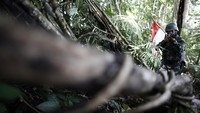 Salah seorang personil TNI melakukan operasi patok di kawasan Entikong, Kabupaten Sanggau, Kalimantan Barat.