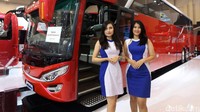 Usher yang berpose dengan Mercedes-Benz Jetbus ini juga tak kalah manisnya.