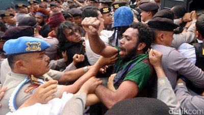 Ricuh, Aksi Aliansi Mahasiswa Papua Dibubarkan