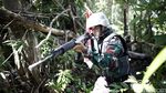 Foto: Ketika Tentara Indonesia dan Malaysia Patroli Bersama