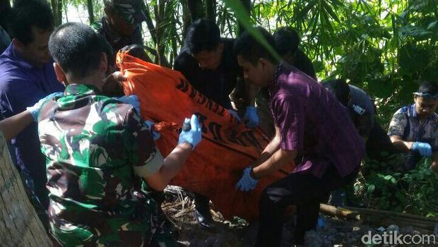 Proses evakuasi jenazah tanpa identitas di Purworejo. 