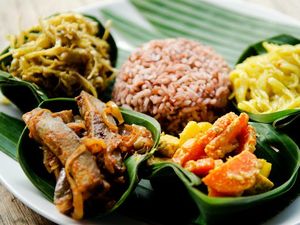 Dijamin Kekenyangan! 7 Racikan Nasi Komplet Tradisional untuk Makan Siang