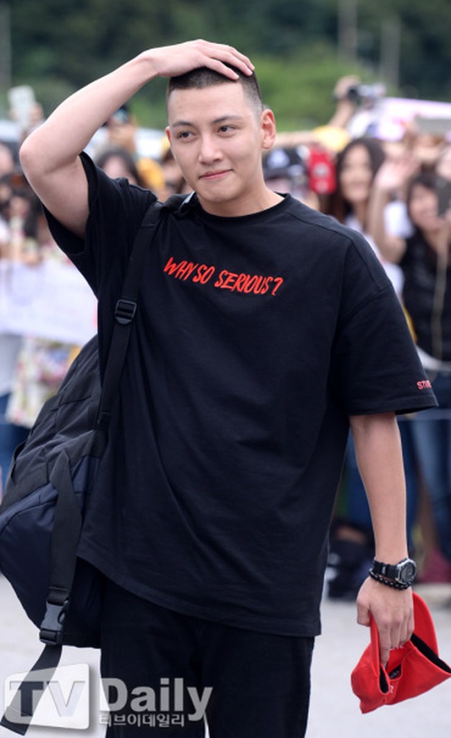 Senin (14/7/2017), aktor Ji Chang Wook mulai masuk militer di camp angkatan darat di Cheorwon, Provisi Gangwon. Menemui para penggemarnya, bintang serial Healer ini tampil dengan potongan rambut cepak. Foto: istimewa