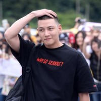 Senin (14/7/2017), aktor Ji Chang Wook mulai masuk militer di camp angkatan darat di Cheorwon, Provisi Gangwon. Menemui para penggemarnya, bintang serial Healer ini tampil dengan potongan rambut cepak. Foto: istimewa