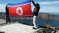 Tempat sempurna untuk melihat danaunya, yakni dari Puncak Gunung Paektu. Kamu harus mendaki sekitar 600 meter ke atas agar bisa melihatnya dari atas ketinggian (dok koreakonsult.com)