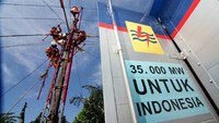 Pemeliharaan jaringan ini dilakukan oleh tim Pekerjaan dalam Keadaan Bertegangan Tegangan Menengah (PDKB-TM). Pool/dok. PLN.