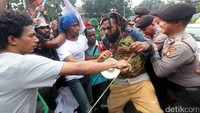 Massa dari Front Front Rakyat Indonesia Untuk Papua Barat dan Aliansi Mahasiswa Papua menuntut pemerintah Indonesia memberikan kesempatan untuk rakyat Papua menentukan nasibnya sendiri.