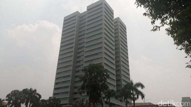 Gedung Nusantara I DPR yang diklaim miring 7 derajat / 