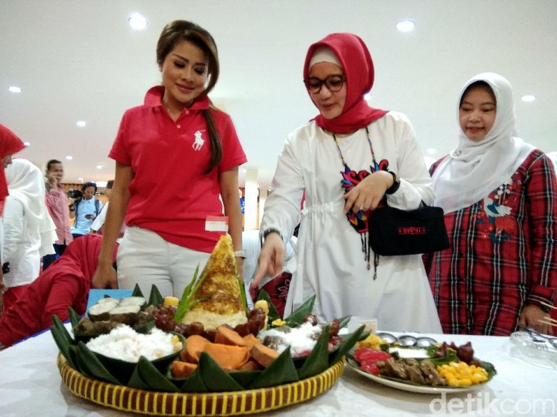 Organisasi Wanita di Surabaya Lomba Nyusun Tumpeng Polo Pendem Organisasi Wanita di Surabaya Lomba Nyusun Tumpeng Polo Pendem