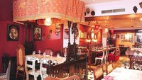 Interior The Chor Bizarre di London terinspirasi konsep Thieves Market di India. Tempat tersebut menjual aneka barang curian di India. The Chor Bizzarre menghadirkannya lewat furnitur etnik langsung dari India. Foto: Istimewa