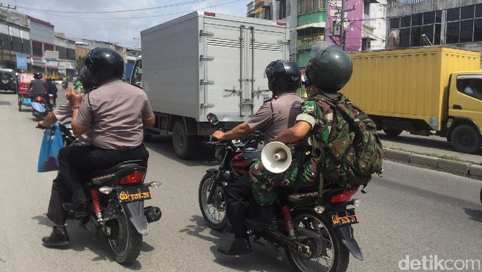 Saat Polisi dan Tentara Berboncengan Imbau Warga Kibarkan Bendera