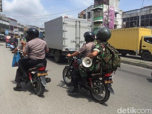 Saat Polisi dan Tentara Berboncengan Imbau Warga Kibarkan Bendera
