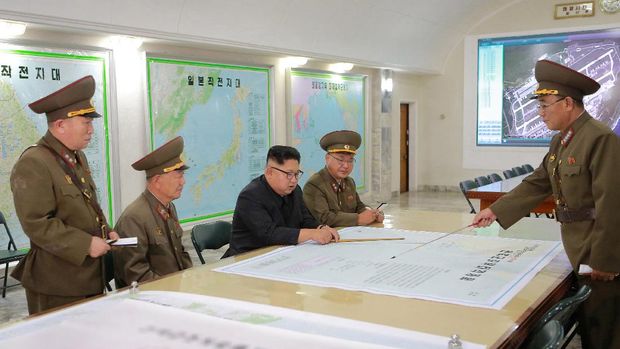 Foto Kim Jong Un membahas rencana serangan ke Guam -- tidak diketahui tanggal dan lokasi pengambilan foto