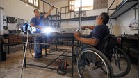 Disabilitas adalah masalah psikologis, bukan hanya fisik. Ketika Anda sudah bekerja sepanjang hidup Anda, lalu tiba-tiba cacat dan berhenti, rasa-rasanya sama seperti mati. Namun ketika akhirnya Anda bisa kembali bekerja dengan kecacatan yang Anda miliki, rasanya seperti hidup kembali, tutur Raouf. Foto: Mohamed Abd El Ghany/Reuters