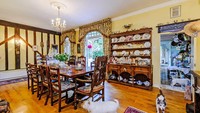 Tidak jarang rumah ini menjadi salah satu destinasi unik bagi penggemar Harry Potter. Dekorasi dan furniturnya benar-benar serasa berada di jaman dahulu kala (Carter Jonas)