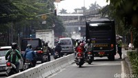 Para pengendara merobos jalur TransJakarta.