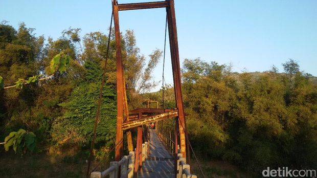 Jembatan miring di Bantul.
