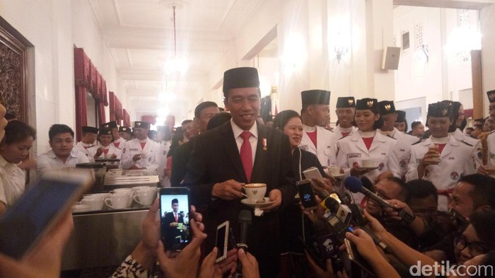 Nikmatnya Jokowi Nyeruput Kopi Khas Bali Bersama Paskibraka