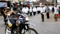 Susi tampak semringah mengedarai motor trail milik kepolisan. Momen tersebut diambil saat dirinya berada di Lombok baru-baru ini. (Susi Pudjiastuti/Instagram).