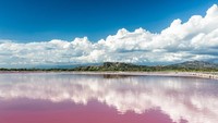 Danau ini adalah Danau Retba. Danau ini dapat ditemukan di Daka, Sinegal, Afrika. Danau ini juga dikenal dengan nama Lac Rose (Thinkstock)