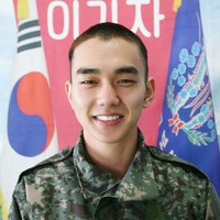 Yoo Seung Ho masuk militer di usia yang terbilang muda dan saat ia di puncak karier pada 2013. Kala itu usianya masih 20 tahun. Ini penampilannya saat berkepala botak. Foto: istimewa