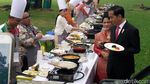 Foto: So Sweet! Jokowi-Iriana Makan Sepiring Berdua