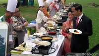 Jokowi melihat para peserta lomba menyajikan makanan.