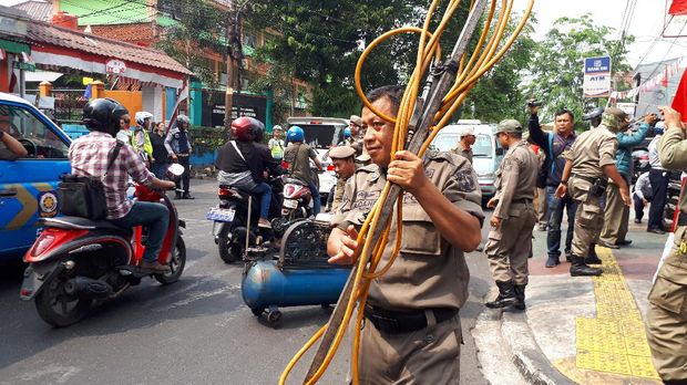 Aksesoris bengkel milik pedagang disita Satpol PP.