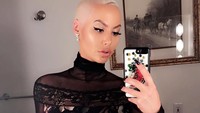 Dalam postingan Instagram, Amber Rose berniat mengecilkan payudaranya. Sebab ia merasa nyeri pada punggung dan tidak bisa mengenakan kaos tanpa bra nenek-nenek. Foto: Instagram @amberrose.