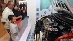 Foto : Pengunjung GIIAS Terpesona dengan Daihatsu Sigra yang Dikuliti