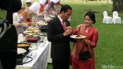 Foto: So Sweet! Jokowi-Iriana Makan Sepiring Berdua