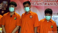 Para tersangka dihadirkan dalam pemusnahan itu dengan menggunakan baju tahanan dan tangan terikat.