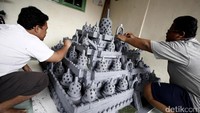 Sejumlah wagra tengah membuat ornamen khusus berupa replika Candi Borobudur untuk meramaikan karnaval 17 Agustus di kawasan Cawang, Jakarta, Selasa (15/8/2017).