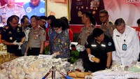 Sedangkan kasus 1,2 juta pil ekstasi diungkap oleh Bareskrim Polri pada Kamis (21/7). Pil tersebut berasal dari Belanda.