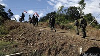 Namun semakin jauh berjalan, suasana berganti, pepohonan dan akar banyak melintang, menambah sulit perjalanan naik-turun bukit.