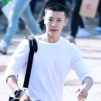 Oktober 2015, Donghae personel Super Junior menjalankan wajib militer dan ia juga mencukur rambutnya jadi sangat tipis. Donghae baru saja menyelesaikan wajib militernya Juli tahun ini. Foto: istimewa
