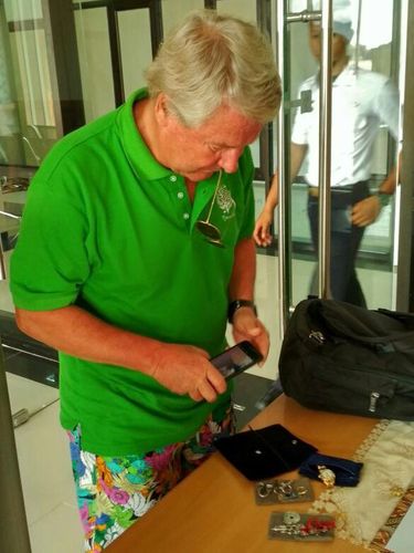 Manajemen Hotel Pulau Bawah saat mengambil barang penghuninya yang tertinggal di Bandara Letung